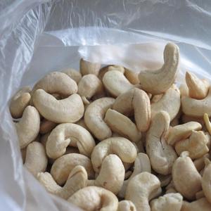 Raw Cashew Kernels Whole Nut Snack BEST GRADE Long Shelf Life for Retail and Food Service